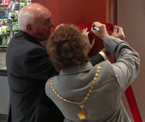 The ribbon was signed by Cllr Burrows and The Mayor and Mayoress
