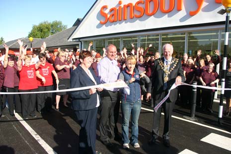 The Mayor and Paralympian Sophie Wells cur the Sainsbury's ribbon