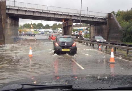 Horns Bridge Floods causing major traffic problems this evening