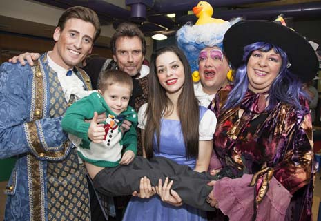 On Friday (13th December), child patients at Chesterfield Royal Hospital were excited to meet the Chesterfield Theatres Pantomime cast, who made a special visit to the Nightingale Ward.