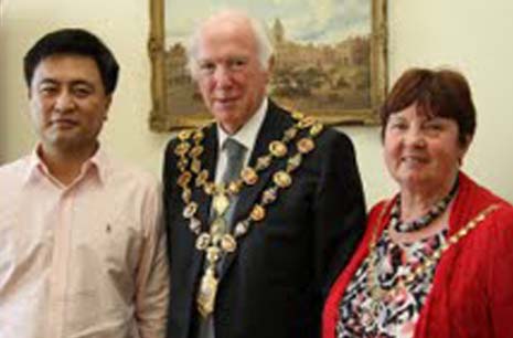 The Mayor of Chesterfield welcomes the Mayor of Kunshan, China to the Town Hall and Chesterfield
