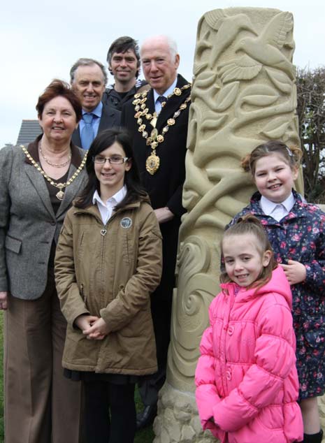 A sculpture, which depicts a village's journey from its industrial past into the present natural landscape, has been unveiled at Laurel Crescent, Hollingwood in Chesterfield.