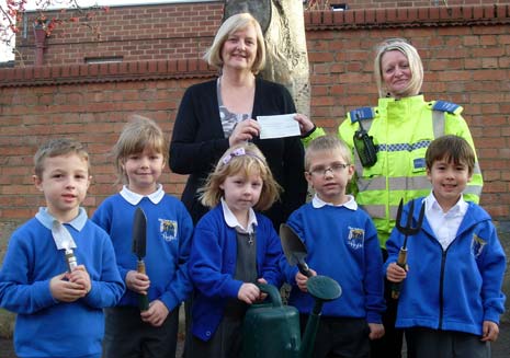 Pupils (L-R) Keenan Hague, Evie Kynman, Charlotte Bassett, Oliver Broughton and Keir Chinen with acting head teacher Val Dickey and PCSO Janis Naylor.