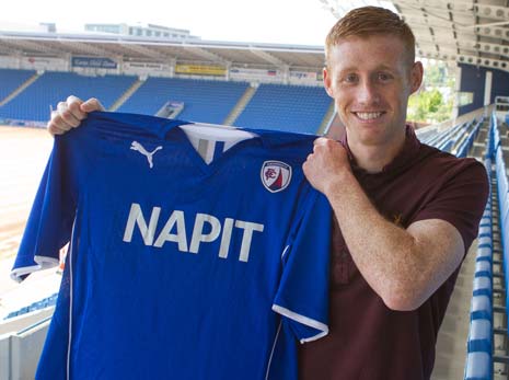 The signing of Irish striker Eoin Doyle has been completed, following his departure from Scottish Premier League side Hibernian. 