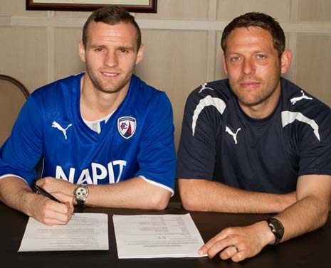 Jimmy Ryan became Chesterfield's third pre-season signing when he put pen to paper on a contract at the Proact Stadium on Wednesday morning.