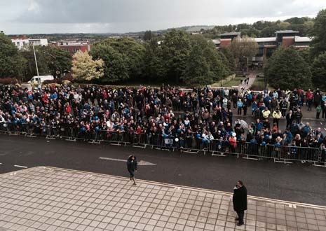 Despite the weather, there's a great crowd outside the Town Hall waiting for the team bus to arrive!