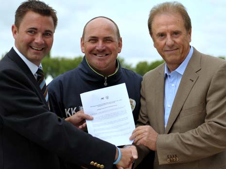 Peter Gadsby (brown jacket), Derbyshire Chairman Chris Grant (blue jacket), and Karl Krikken (acting 1st team Coach).